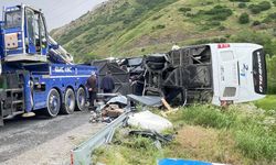 Yolcu otobüsü TIR'la çarpıştı: 2 kişi öldü, 30 kişi yaralandı