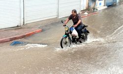 Adana'da sağanak nedeniyle caddelerde su birikintisi oluştu