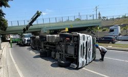 Bakırköy'de alt geçide çarpan tır devrildi