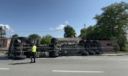 Pendik'te beton mikseri devrildi