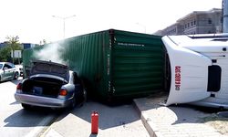 Bursa’da TIR, otomobilin üzerine devrildi: 1'i çocuk 2 yaralı