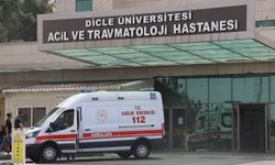 Dicle Üniversitesi Hastanesi’nde personel ve refakatçi 55 kişi yemekten zehirlendi