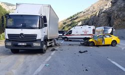 Erzincan'da otomobil kamyona çarptı: 2 kişi öldü, 2 kişi yaralandı