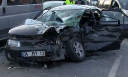 Esenler'de iki otomobilin karıştığı kazada 3 kişi yaralandı
