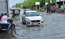 Hindistan'da aşırı yağışların yol açtığı sel ve toprak kaymalarında 16 kişi öldü