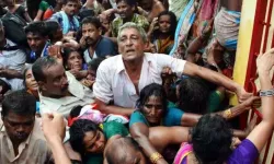 Hindistan'da ayin sırasında çıkan izdihamda 27 kişi öldü