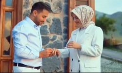 Kadir Ezildi ve sevgilisi Gamze Türkmen nişanlandı