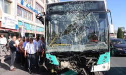 Kayseri'de freni boşalan halk otobüsü, kaldırımda iki yayaya çarptı: 4 yaralı