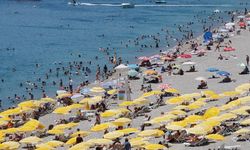 Antalya’da sıcaklık 41 dereceyi buldu: Konyaaltı sahili doldu!