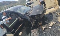 Mardin’de hafif ticari araç bariyere çarptı: 4 yaralı
