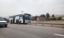 Siirt'te yolcu otobüsü, bariyerlere çarptı