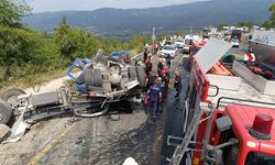 Bolu Dağı'nda kum yüklü TIR karşı şeride geçip otomobile çarptı: 2 ölü, 2 yaralı