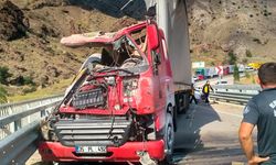 Erzurum'da bariyerlere çarpan tırın sürücüsü hayatını kaybetti