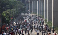 Bangladeş'te protestocular sarayı bastı, Başbakan Hasina istifa edip ülkeyi terk etti