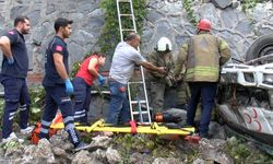 Başakşehir'de kamyonet 5 metre yükseklikten düştü; şoför 1 saatlik çalışmayla kurtarıldı