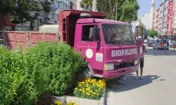 Burdur’da freni boşalan kamyonet refüje çıktı