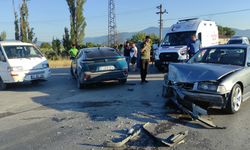 Bursa'da 3 aracın karıştığı zincirleme kaza; 2 yaralı