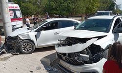 Diyarbakır’da otomobiller kafa kafaya çarpıştı: 3 yaralı