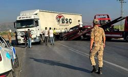 Gaziantep'te TIR'a çarpan otomobildeki 4 kişi yaralandı