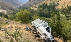 Güvenlik korucularını taşıyan kamyonet şarampole devrildi; 2'si ağır, 6 yaralı