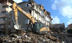 Pendik'te İETT otobüsünün çarptığı binanın yıkım çalışmaları sürüyor