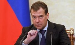 Medvedev: Macron, en geç 2027'de kaybolacak ve özlenmeyecek