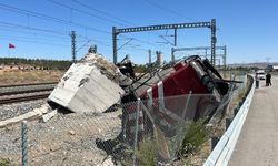 Sivas'ta lokomotif devrildi: 2 yaralı