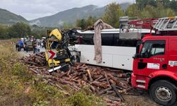 Zonguldak'ta otobüsle kamyon çarpıştı: 2 kişi öldü, 23 kişi yaralandı