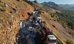 Kahramanmaraş'ta kumaş yüklü tırın devrilmesi sonucu yol trafiğe kapandı