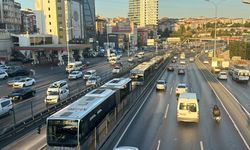 Beylikdüzü-Söğütlüçeşme seferini yapan metrobüsün lastiği patladı