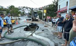 Bodrum'da isale hattının patlaması sonucu bir marketi su bastı