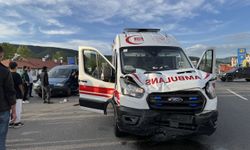 Bolu'da ambulans ile hafif ticari aracın çarpıştığı kazada 1 kişi yaralandı