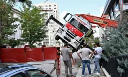 Ankara'da yük taşıyan vinç devrildi