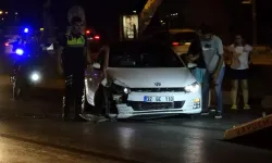 Antalya’da refüje çarpan otomobil hurdaya döndü