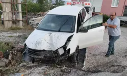 Burdur’da otomobil direği devirdi, köy elektriksiz kaldı