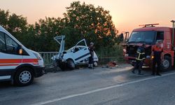 Çanakkale'de hafif ticari araç, köprü bariyerlerine çarptı: 1 ölü, 1 yaralı