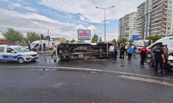 Diyarbakır’da otomobil ile minibüs çarpıştı: 1’i bebek, 10 yaralı