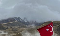 Erciyes'in zirvesine kar yağdı