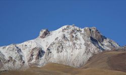 Erciyes Dağı'nın zirvesine kar yağdı