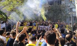 Yönetimi protesto etmek isteyen Fenerbahçeli taraftarlara polis engeli