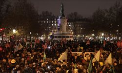 Fransa'da binlerce kişi Macron karşıtı gösteri düzenledi