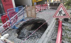 İstanbul Beyoğlu'nda yol çöktü