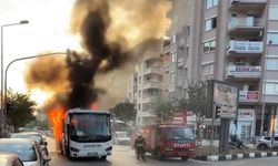 Manisa'da işçi servis otobüsü alev alev yandı