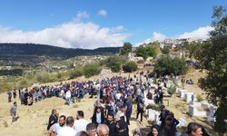 Mersin'de komşularının öldürdüğü baba, oğul ve gelin toprağa verildi