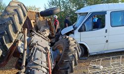 Şanlıurfa'da minibüs traktöre çarptı: 12 yaralı