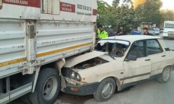 Adana'da park halindeki kamyonete çarpan otomobildeki 3 kişi yaralandı