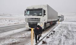 Ardahan'da kar ve buzlanma nedeniyle tırlar yolda kaldı