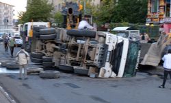 Beton mikseri, hafif ticari aracın üzerine devrildi: 3 yaralı