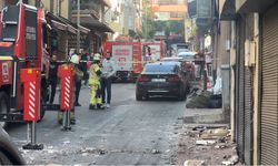 Beyoğlu’nda binanın çatısından kopan beton parçaları araçların üzerine düştü