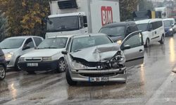 Bursa'da otomobil, cipe çarptı; 2 yaralı